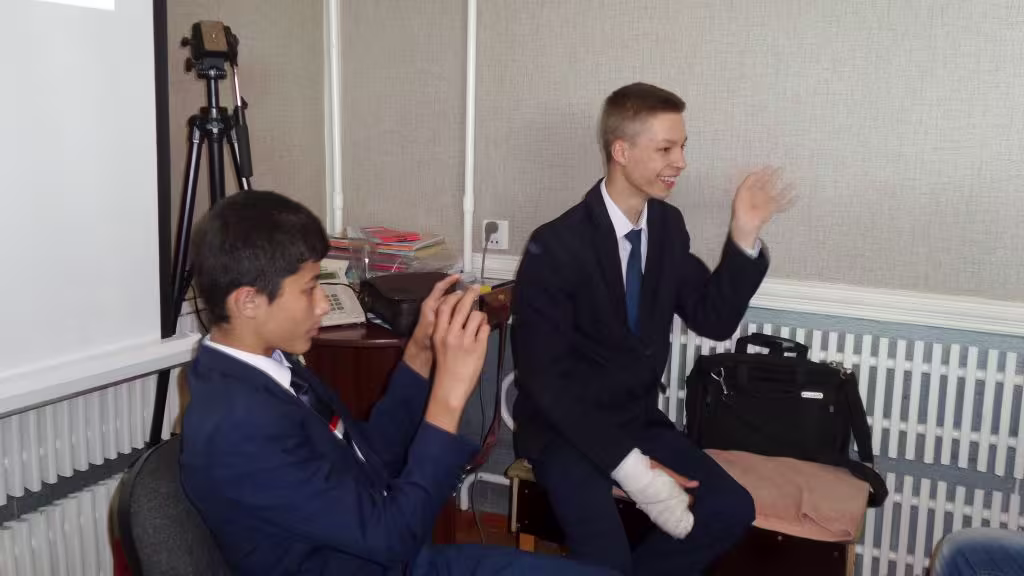 Участники тренинга берут друг у друга интервью